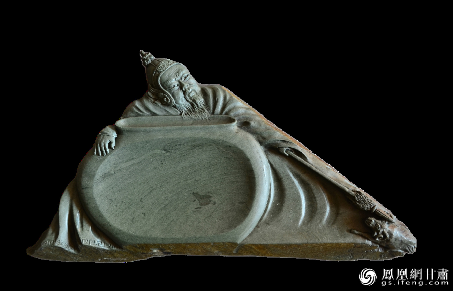 《醉臥沙場君莫笑》硯使王翰《涼州詞》中“醉臥沙場君莫笑，古來征戰(zhàn)幾人回？”的意境躍然硯臺之上。資料圖