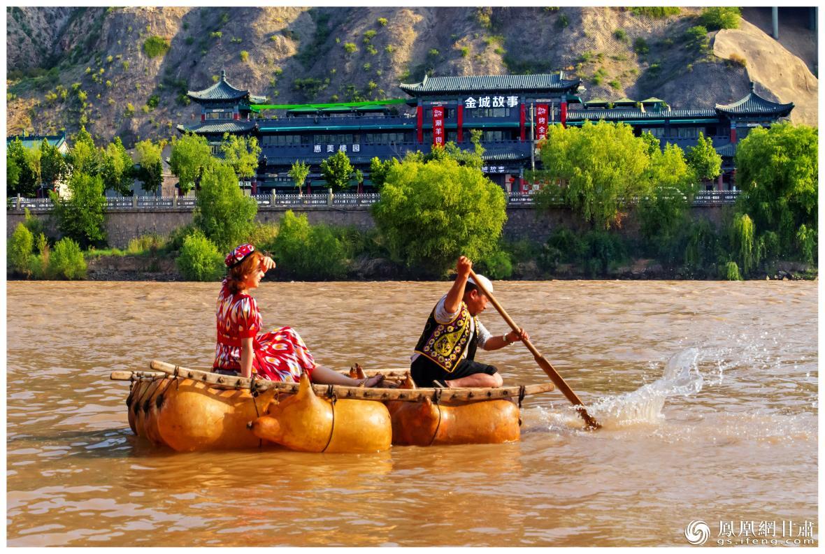 筏子客揮動(dòng)著劈波斬浪的船槳，槳聲中混搭著風(fēng)聲、水聲和男女對(duì)歌的花兒聲。蘭州市文旅局供圖