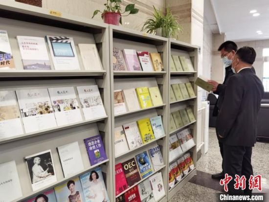 圖為國(guó)網(wǎng)甘肅電力黨校的職工書架。　徐雪 攝