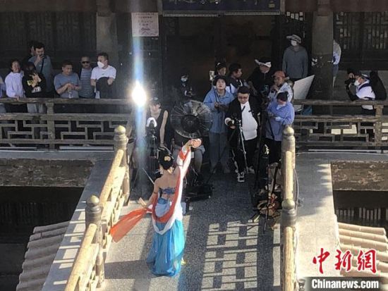 圖為5月以來，“奧大?！敝辈ガF(xiàn)場(chǎng)引游客圍觀?！《鼗褪形麄鞑抗﹫D