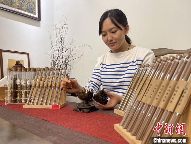 圖為魯雯展示燃香禮儀。　高瑩 攝