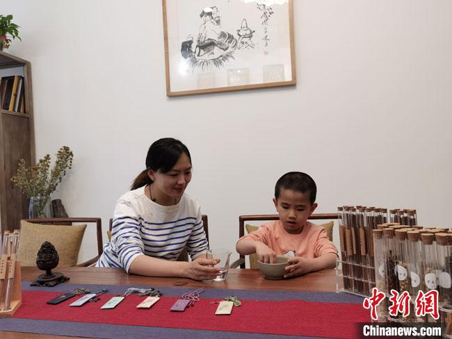 圖為魯雯為小學(xué)員授課和培訓(xùn)?！●T志軍 攝