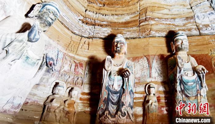 北石窟寺窟內(nèi)造像因受水顯得斑駁?！“瑧c龍 攝