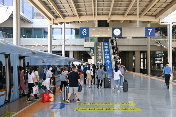 暑運(yùn)大幕開啟。蘭州鐵路局供圖