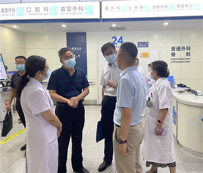 7月12日，甘肅省紀(jì)委監(jiān)委派駐省衛(wèi)健委紀(jì)檢監(jiān)察組紀(jì)檢監(jiān)察干部在蘭大二院門(mén)診開(kāi)展疫情防控監(jiān)督檢查。魏雪 攝.jpg