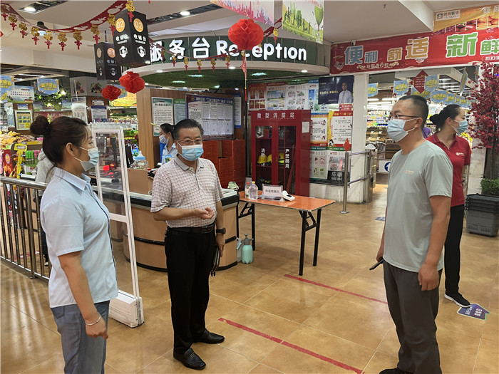 7月15日，酒泉市玉門(mén)市疫情防控督查組在隴商聯(lián)華超市監(jiān)督檢查疫情防控措施落實(shí)情況。 .jpg