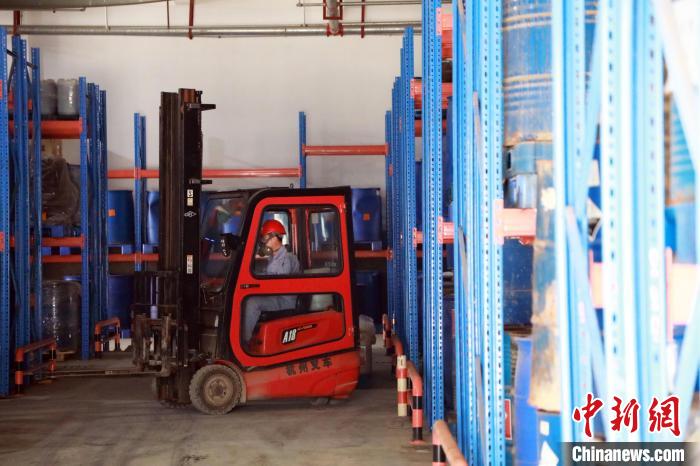 圖為甘肅省危險(xiǎn)廢物處置中心危險(xiǎn)廢物儲(chǔ)存庫(kù)。　魏建軍 攝