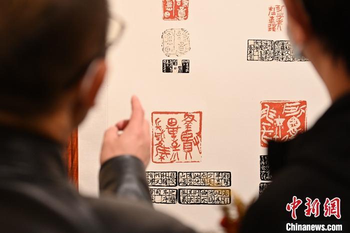 圖為甘肅蘭州，參展作品吸引參觀者。 中新社記者 李亞龍 攝