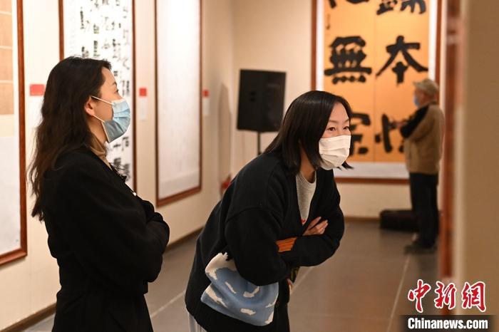 圖為甘肅蘭州，參展書法作品吸引參觀者。 中新社記者 李亞龍 攝