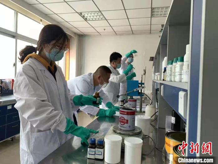 圖為肖菲(前一)帶領(lǐng)團隊研發(fā)水性涂料。(資料圖) 受訪者供圖