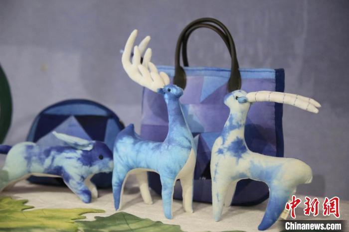 圖為許靜的非遺文創(chuàng)作品。(資料圖) 甘肅省非遺保護(hù)中心供圖