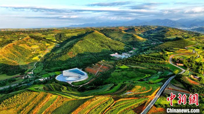 航拍視角下的樺林古動(dòng)物化石埋藏原址館。該館位于臨夏州和政縣。(資料圖) 和政宣傳部供圖