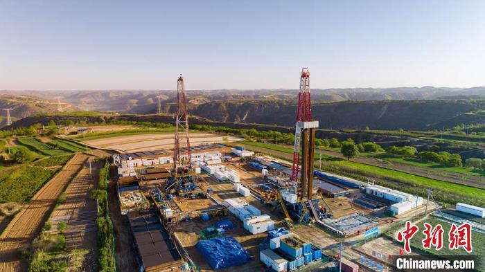 圖為中石油長(zhǎng)慶油田慶陽(yáng)華H60雙機(jī)組鉆井現(xiàn)場(chǎng)。(資料圖) 慶陽(yáng)市委宣傳部供圖