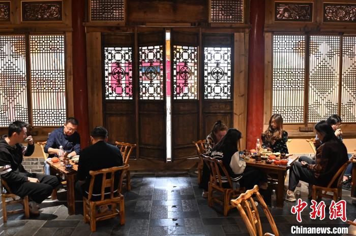 圖為甘肅天水市秦州區(qū)平南鎮(zhèn)蘇灣村民俗莊園內的“圍爐煮茶”網(wǎng)紅打卡點。(資料圖) 李亞龍 攝