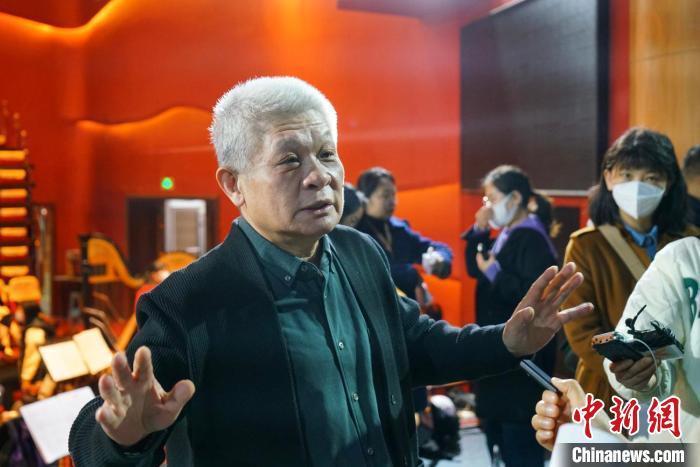 該劇導演蔣力向媒體介紹相關情況。　丁思 攝