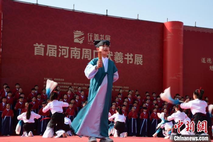 圖為學(xué)生們在開幕式上誦讀經(jīng)典?！×赫赵?攝