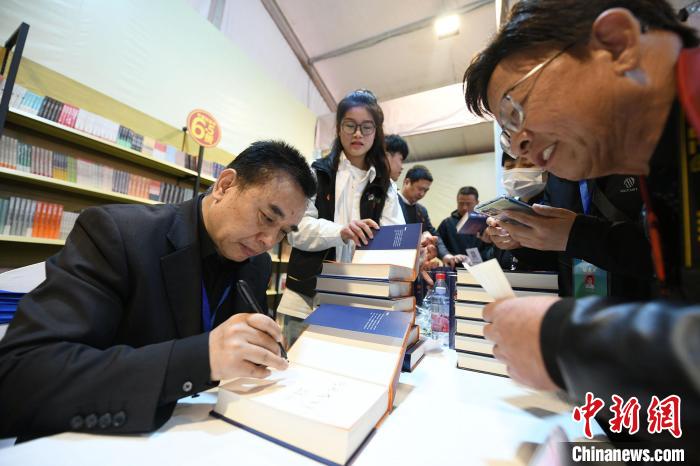 圖為作家王躍文現(xiàn)場簽名售書?！×赫赵?攝