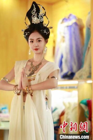 圖為身著“飛天裝”的敦煌大漠“逐舞者”奧楠。(資料圖) 敦煌市委宣傳部供圖