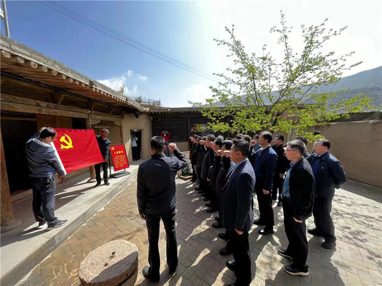 圖為臨夏州紀(jì)委監(jiān)委組織黨員干部在東鄉(xiāng)縣布塄溝黨史教育基地開展革命教育活動，賡續(xù)紅色血脈、汲取奮進(jìn)力量、激發(fā)干事熱情。.png