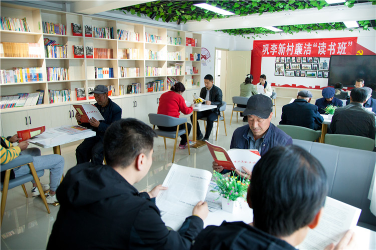 隴南市禮縣開展廉潔書籍進(jìn)農(nóng)家書屋活動，圖為羅壩鎮(zhèn)鞏李新村舉辦的“廉潔讀書班”。.jpg