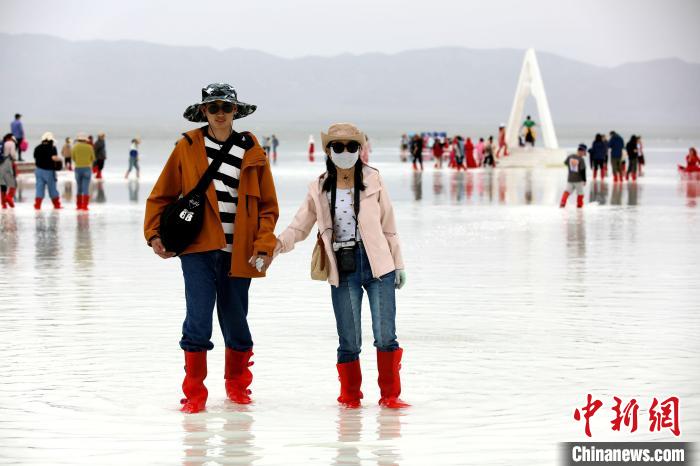 圖為游客在茶卡鹽湖之中。　薛蒂 攝