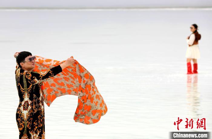 圖為游客在茶卡鹽湖拍照?！⊙Φ?攝