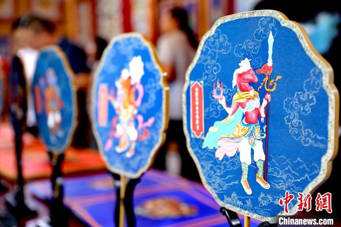 圖為唐卡延伸產(chǎn)品?！⊙Φ?攝