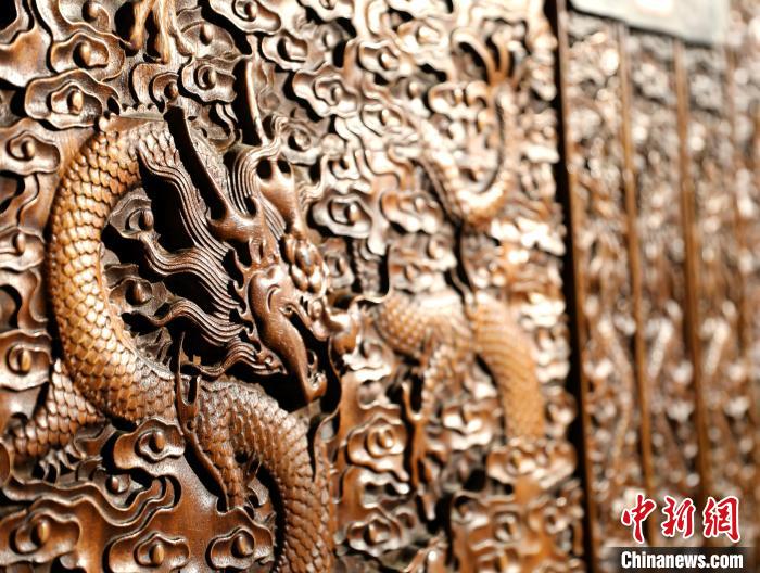 圖為青海永錄民俗博物館內(nèi)珍藏的中式家具細(xì)節(jié)展示?！⊙Φ?攝