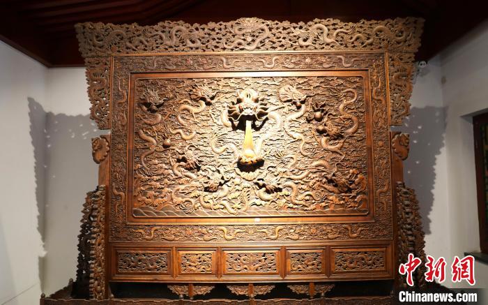 圖為青海永錄民俗博物館內(nèi)珍藏的中式家具。　薛蒂 攝