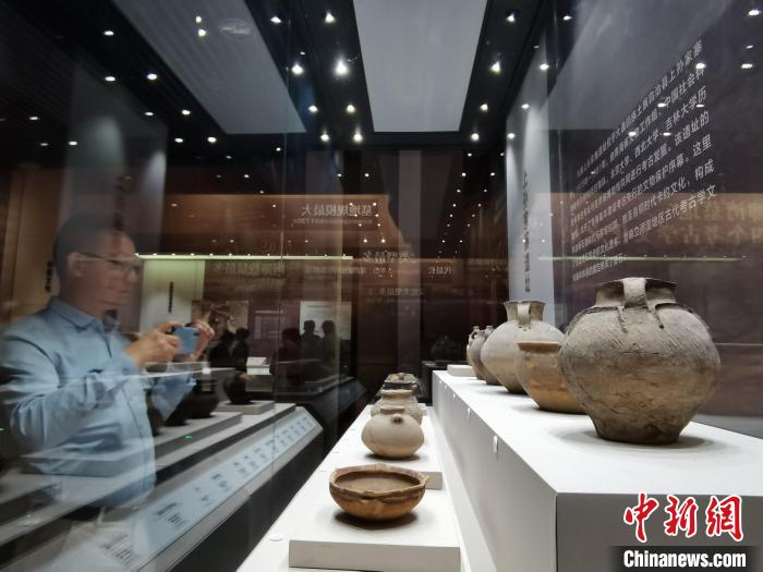 圖為河湟文化博物館展陳的陶器。　張?zhí)砀?攝