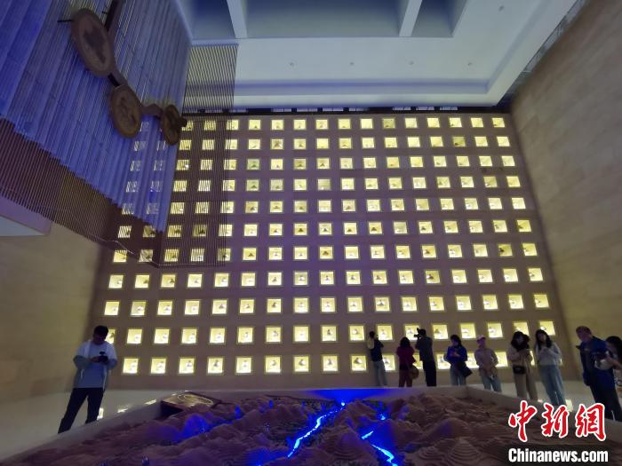 圖為河湟文化博物館序廳的左右彩陶墻放置的374件彩陶?！?zhí)砀?攝