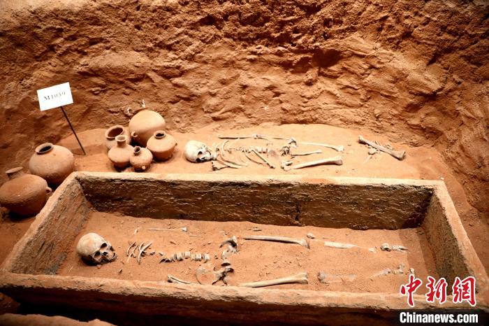 圖為河湟文化博物館復(fù)制展陳的墓葬及其彩陶陪葬品?！⊙Φ?攝