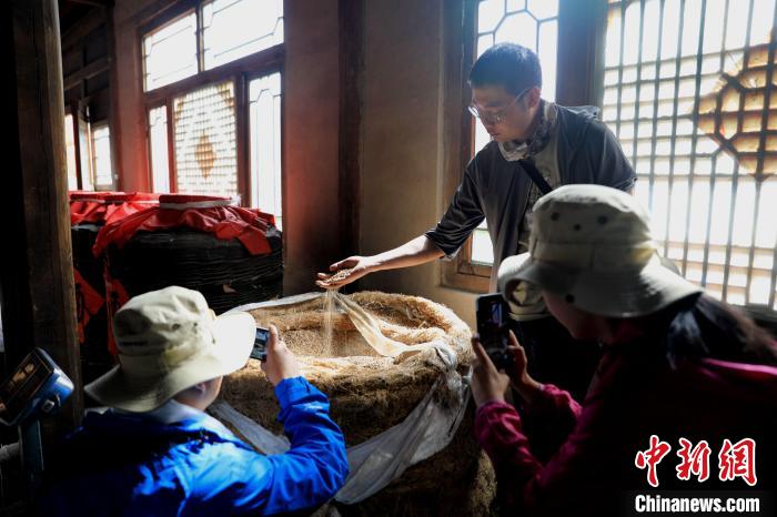 圖為青稞酒文化展示?！⊙Φ?攝