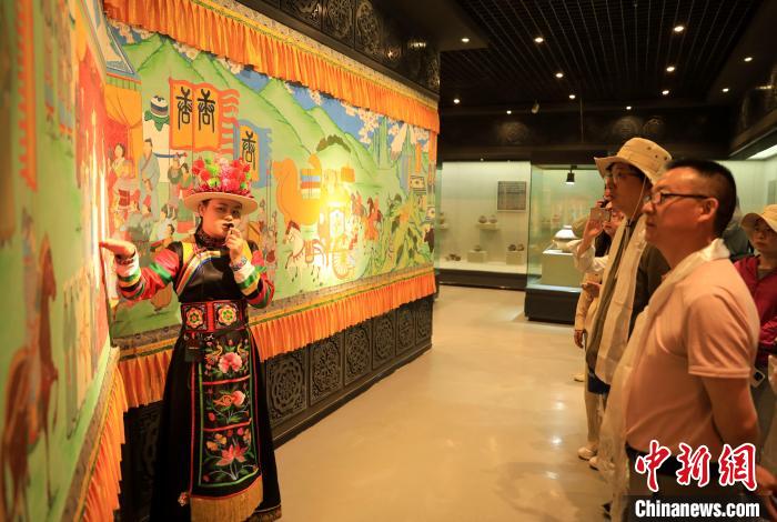 圖為媒體記者了解土族文化?！⊙Φ?攝