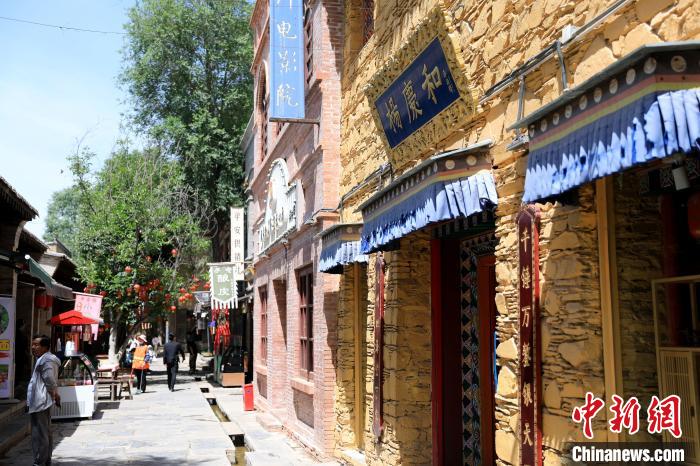 圖為平安驛·河湟民俗文化體驗地的門店?！⊙Φ?攝