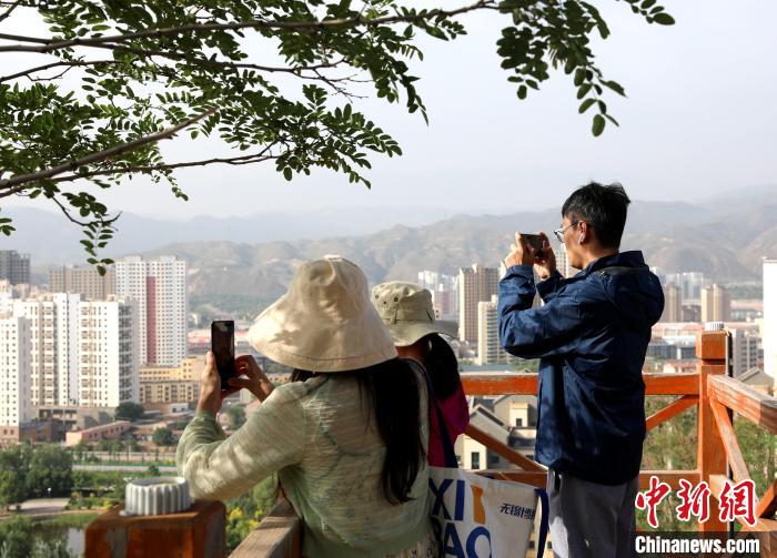 圖為媒體記者登頂朝陽山?！⊙Φ?攝