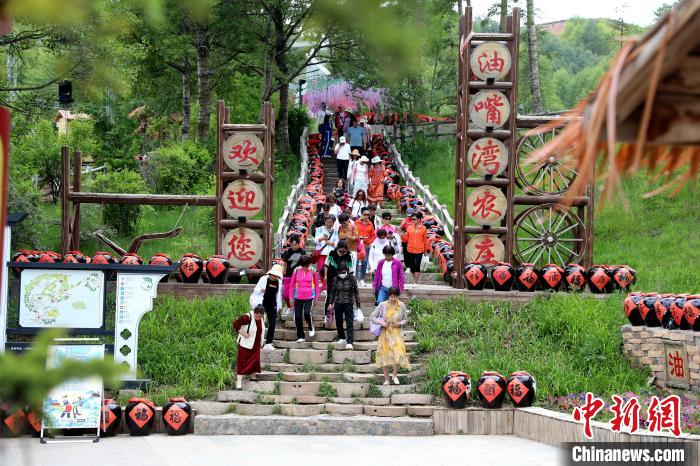 圖為油嘴灣生態(tài)文化景區(qū)的游客?！⊙Φ?攝