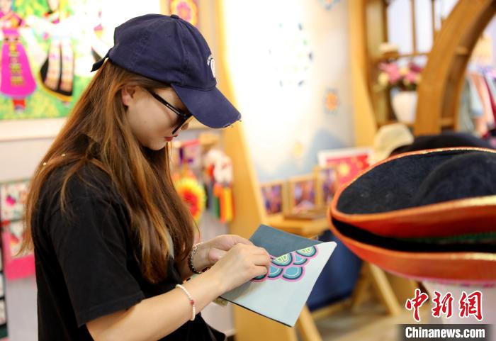 圖為民眾體驗(yàn)國(guó)家級(jí)非遺項(xiàng)目盤繡技藝?！⊙Φ?攝