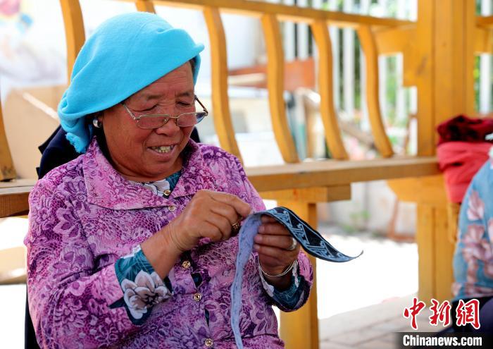 圖為繡娘在土族盤繡園內(nèi)制作盤繡。　薛蒂 攝