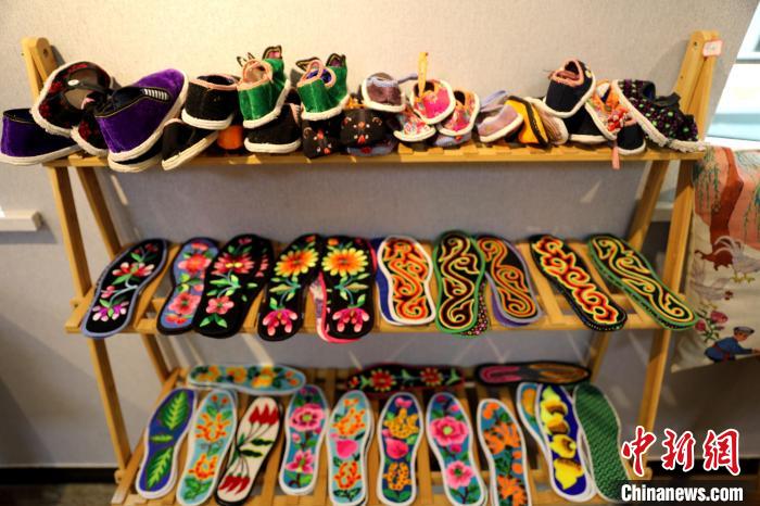 圖為盤繡作品?！⊙Φ?攝