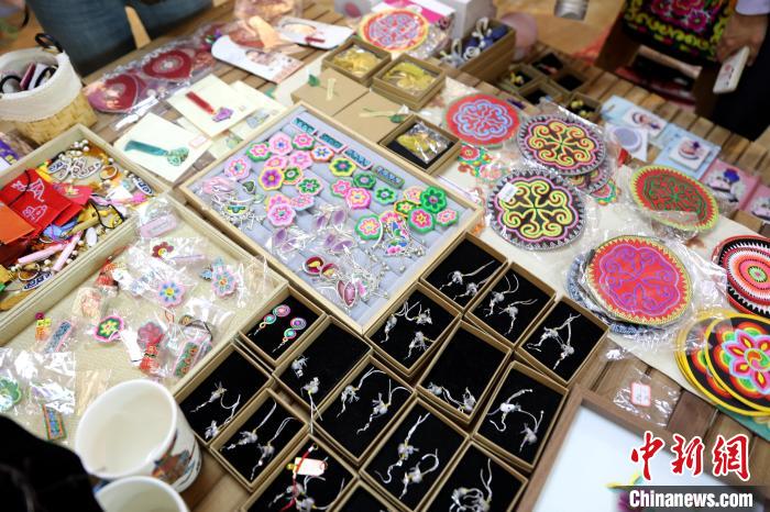 圖為盤繡作品。　薛蒂 攝