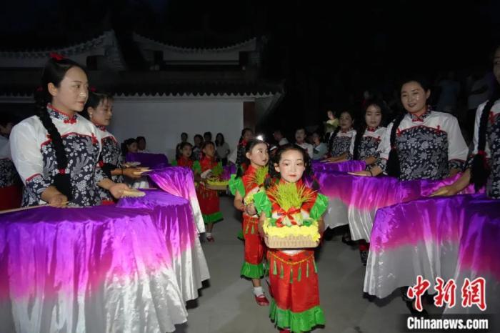 甘肅省西和縣姜席鎮(zhèn)晚霞湖畔，當(dāng)?shù)孛耖g舉行盛大的乞巧儀式。魏朵朵 攝