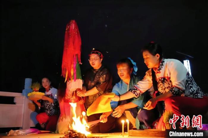 持續(xù)七天八夜的乞巧節(jié)正在西漢水上游的甘肅省西和縣進(jìn)行。西和縣姜席鎮(zhèn)晚霞湖畔，民眾“巧頭”點(diǎn)蠟、炷香、焚裱紙、跪拜，準(zhǔn)備將“巧娘娘”請(qǐng)進(jìn)院。魏朵朵 攝