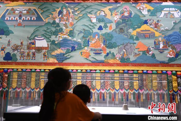 8月20日，兩名小觀眾參觀大型歷史題材卷軸唐卡“涼州會(huì)盟”?！〈魑牟?攝