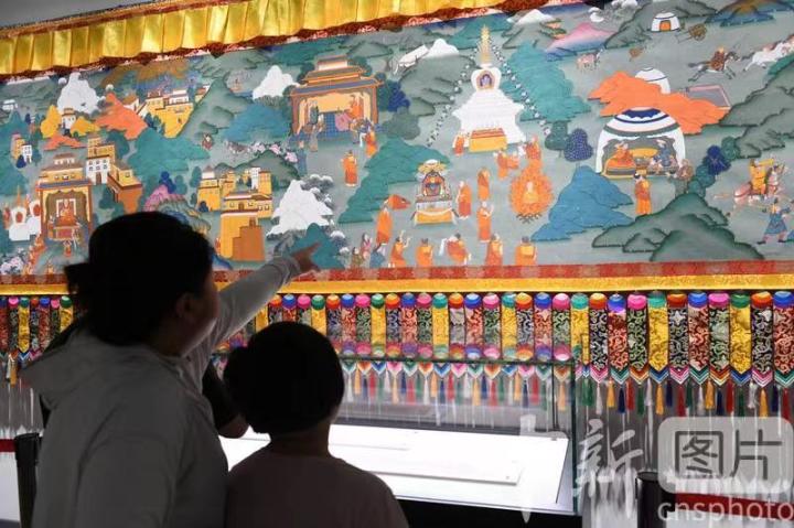 圖為觀眾觀看唐卡《涼州會盟》。 中新社記者 戴文昌 攝