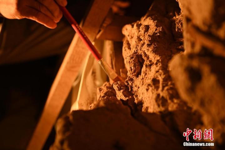 8月25日，文物修復(fù)師牟常有進(jìn)行文物修復(fù)工作。