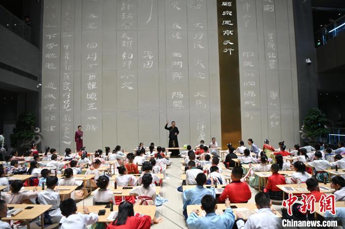 圖為9月7日，甘肅簡(jiǎn)牘博物館開(kāi)館儀式在蘭州舉行，小朋友們學(xué)習(xí)書寫簡(jiǎn)牘中的文字。　中新社記者 九美旦增 攝