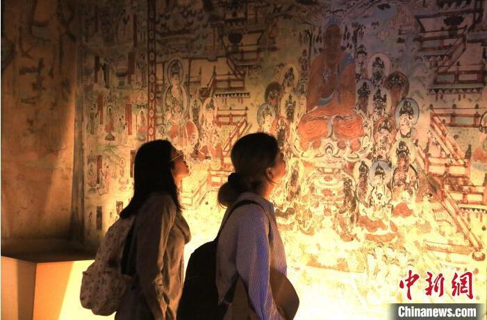 2023年8月27日，游客在甘肅省敦煌市博物館參觀文物展。張曉亮 攝(資料圖)