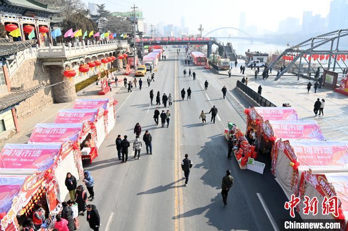 1月30日，蘭州黃河畔的年貨集市吸引顧客選購年貨。九美旦增 攝</p><p>