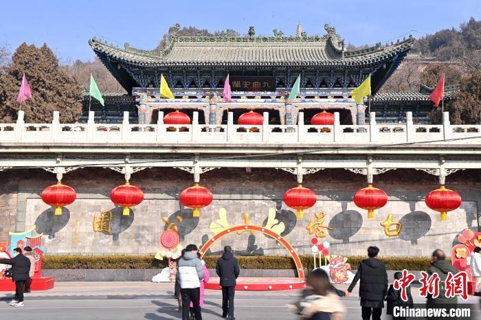 1月30日，裝扮一新的蘭州白塔山公園節(jié)日氛圍濃厚。九美旦增 攝</p><p>